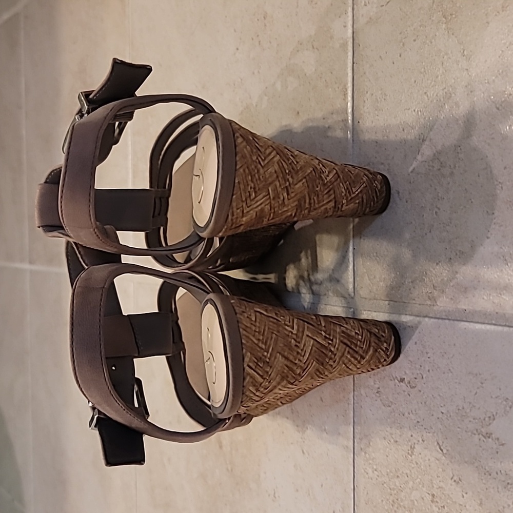 Sandals - Picture 3 of 3